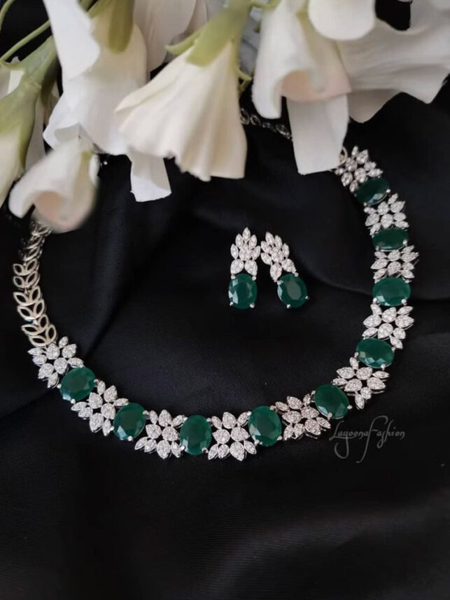 Set of earrings & Medium necklace of faux emerald & zircon