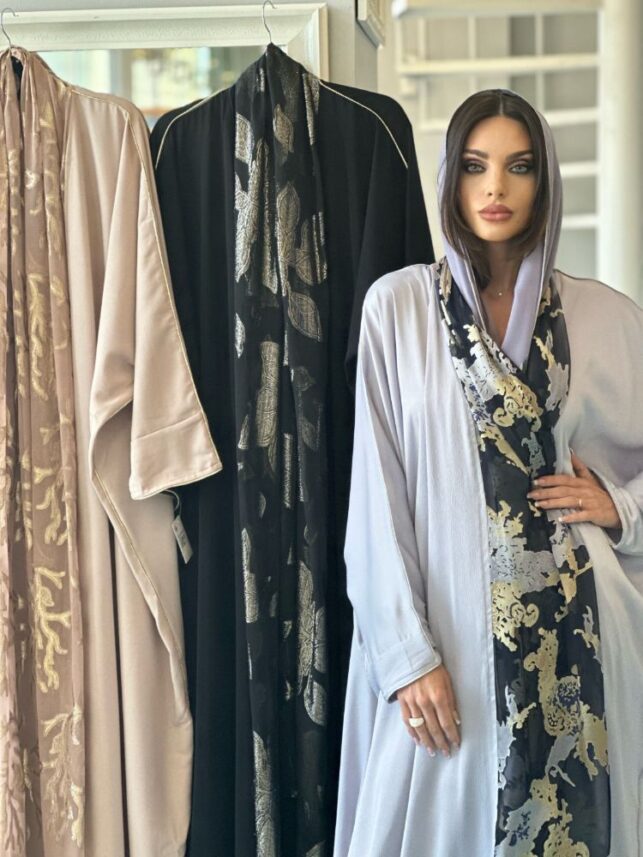 Modern abaya, with full laces front side chiffon & crepe materials