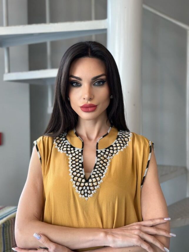 Sleeveless dress with beads design, fine crepe materials
