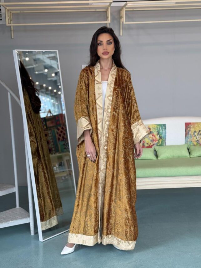 Colored Bisht, Velvet materials