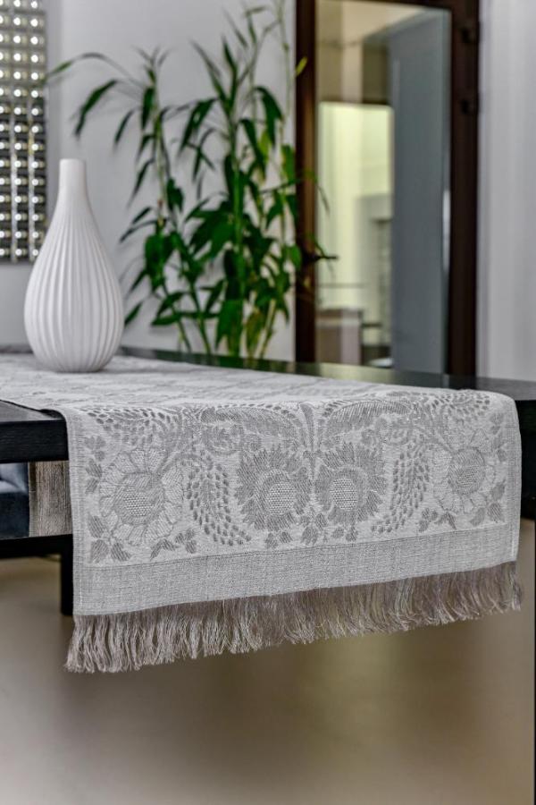 Long table cloth design, favor runner, Linen materials
